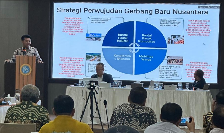 Emil Elestianto Dardak mempresentasikan visi strategis mengenai konsep "Jawa Timur Gerbang Baru Nusantara." di Pascasarjana Universitas Airlangga, Surabaya, Sabtu (7/12/2024).