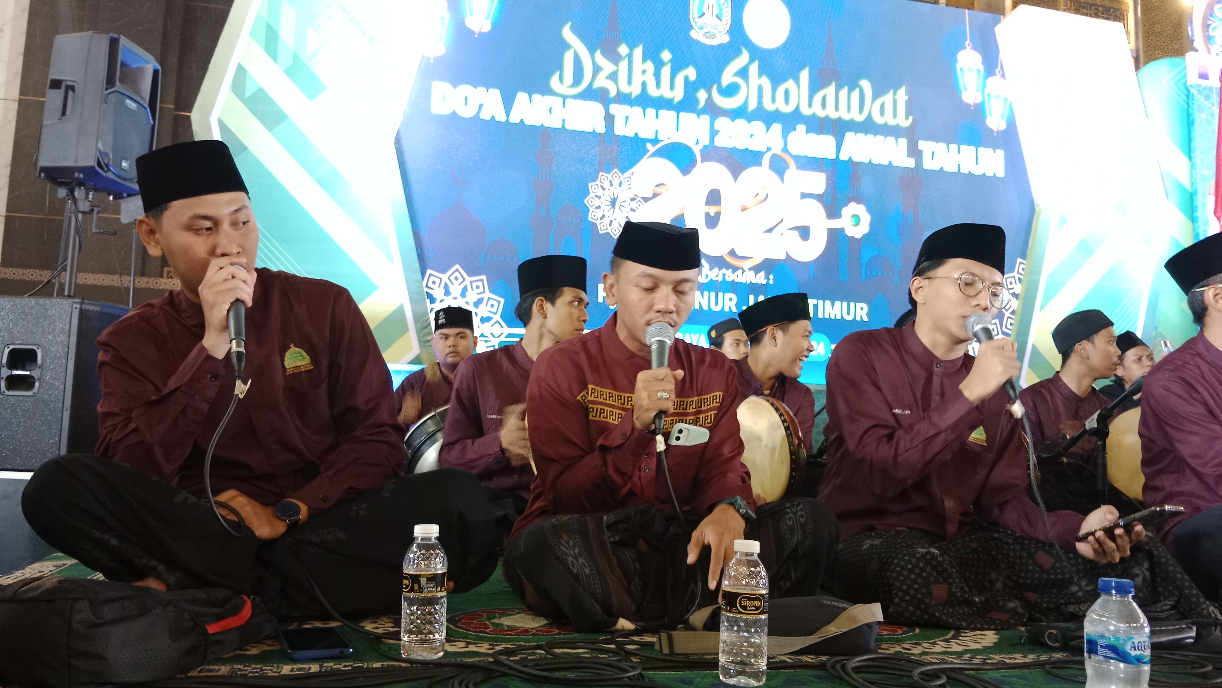 Ribuan jamaah memadati ruang utama Masjid Nasional Al Akbar Surabaya (MAS) untuk mengikuti acara “Dzikir, Sholawat, dan Doa Akhir Tahun 2024 dan Menyambut Tahun Baru 2025”.