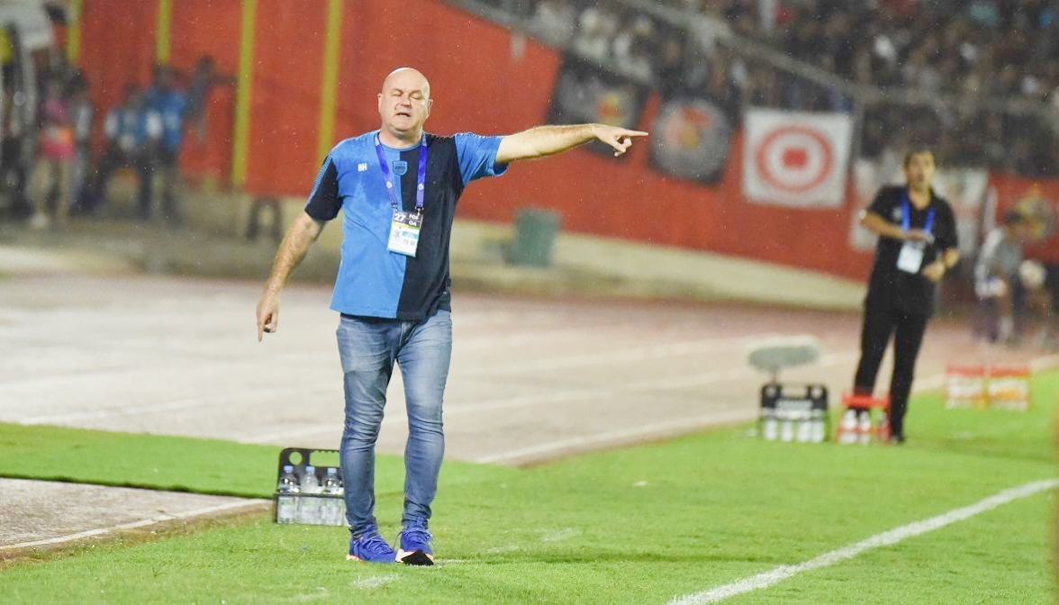 Pelatih PERSIB, Bojan Hodak memberikan instruksi pada pertandingan pekan ke-27 Liga 1 2024/25 di Stadion Haji Agus Salim Padang, Senin, 10 Maret 2025. (PERSIB.co.id/Sutanto Nurhadi Permana)
