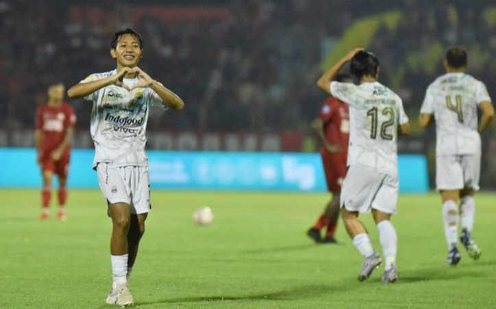 Gelandang PERSIB, Beckham Putra Nugraha merayakan gol ke gawang Semen Padang pada pertandingan pekan ke-27 Liga 1 2024/25 di Stadion Haji Agus Salim Padang, Senin, 10 Maret 2025. (PERSIB.co.id/Sutanto Nurhadi Permana)