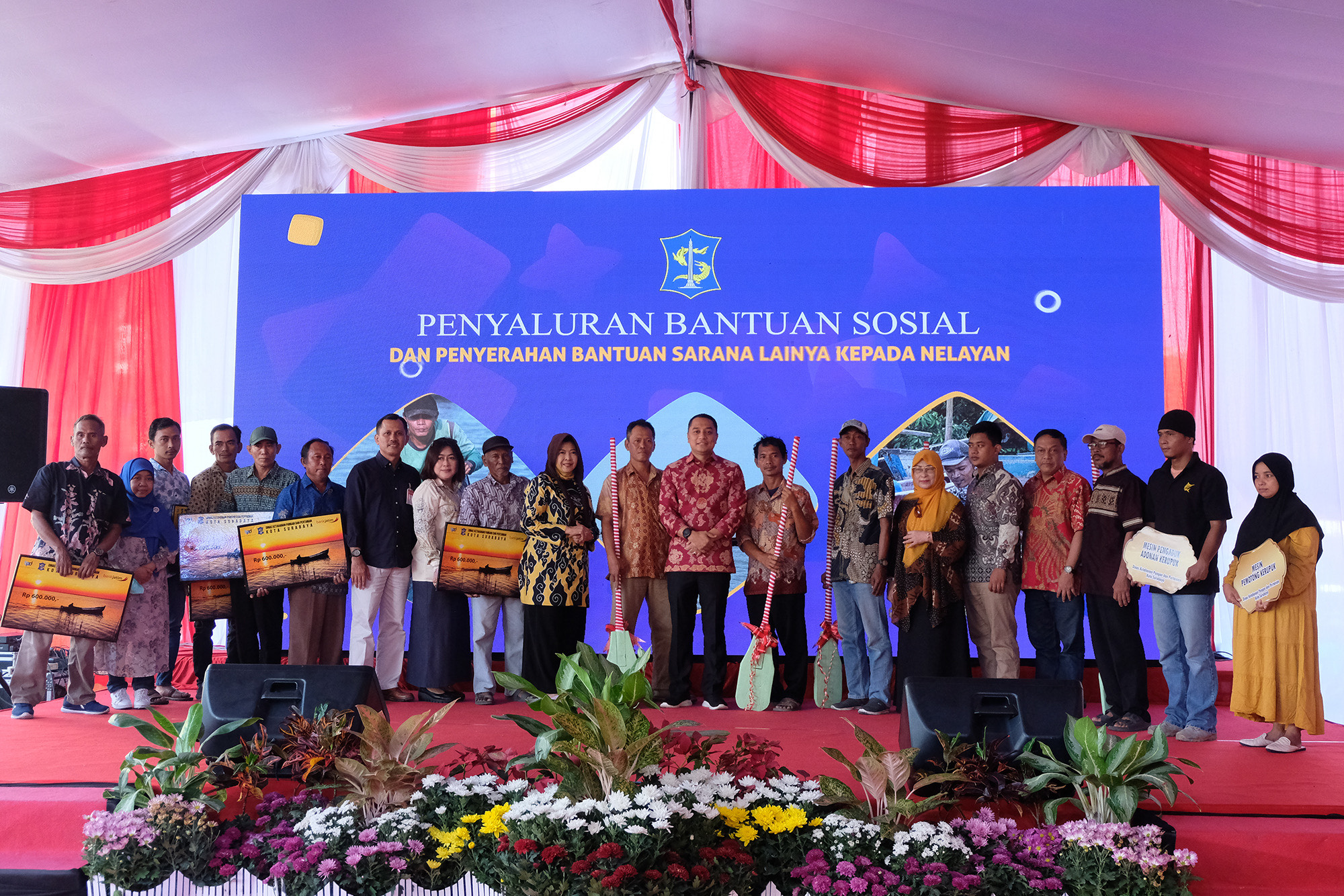 Pemkot Surabaya menyalurkan bantuan sosial kepada 1.158 nelayan di Kota Pahlawan, serta menyerahkan bantuan sarana lainnya. 