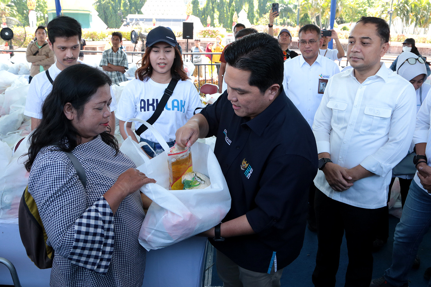 Wali Kota Surabaya Eri Cahyadi menyambut baik pelaksanaan Pasar Murah Surabaya yang digelar oleh Kementerian Badan Usaha Milik Negara (BUMN) di Lapangan Tugu Pahlawan, Minggu (13/8/2023). 


