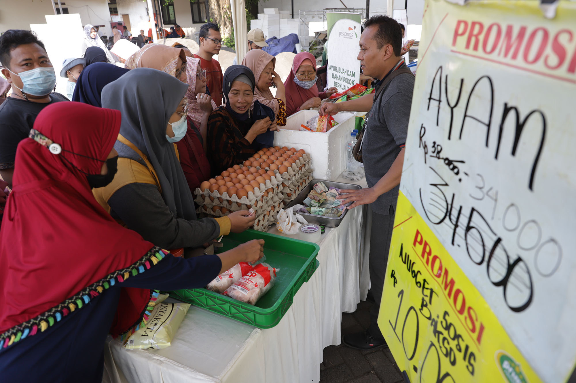 Gerakan Pangan Murah (GPM) digelar di Kota Surabaya tersebut, berlangsung di Kantor Kecamatan Karangpilang, Rabu (13/9/2023).