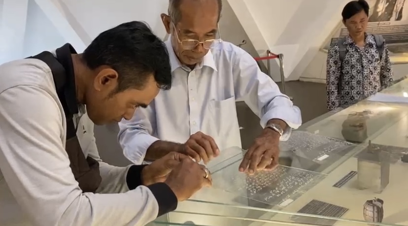 Pemerintah Kota (Pemkot) Surabaya melangkah maju dengan menambahkan narasi berhuruf braille pada koleksi Museum 10 Nopember dan Tugu Pahlawan.