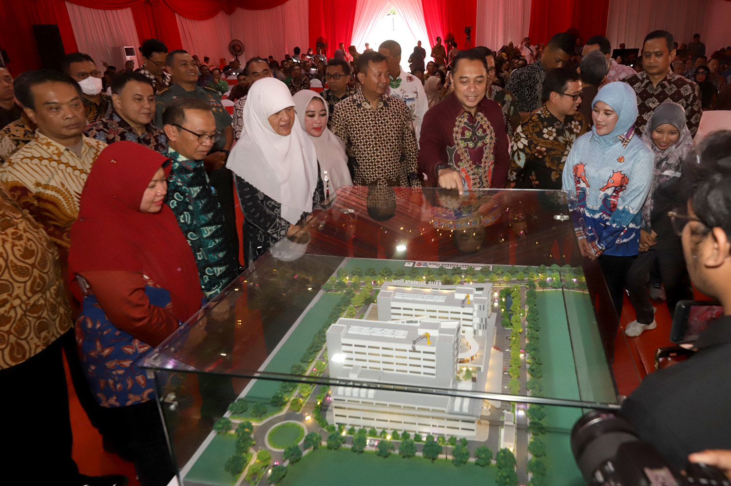 Wali Kota Surabaya Eri Cahyadi saat melihat maket RSUD Surabaya Timur, sebelum  peletakan batu pertama (ground breaking) pembangunan Kamis (5/10/2023). 