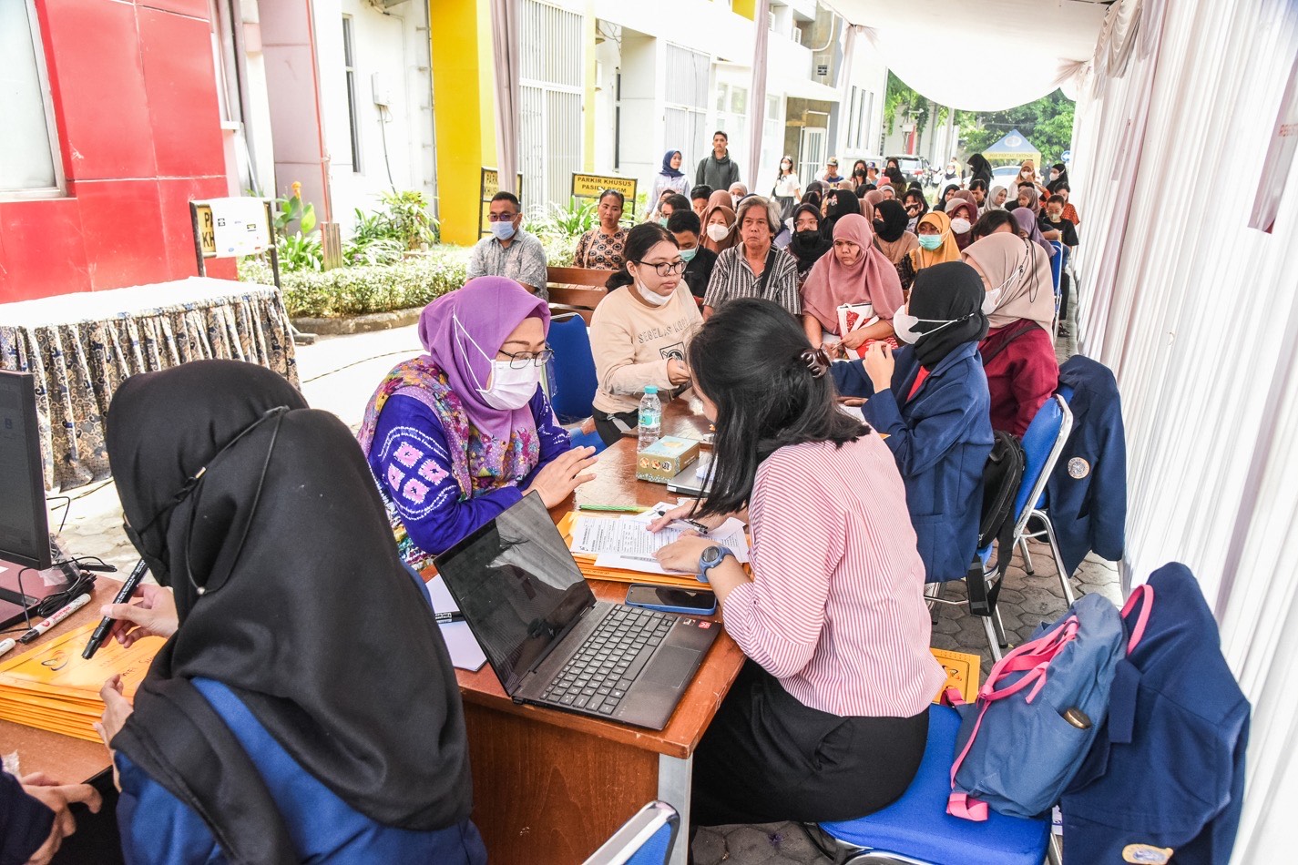 antusias warga Surabaya mengikuti Bulan Kesehatan Gigi Nasional 2023 yang digelar di Rumah Sakit Gigi dan Mulut Pendidikan Fakultas Kedokteran Gigi Universitas Airlangga (Unair), Selasa (10/10/2023).