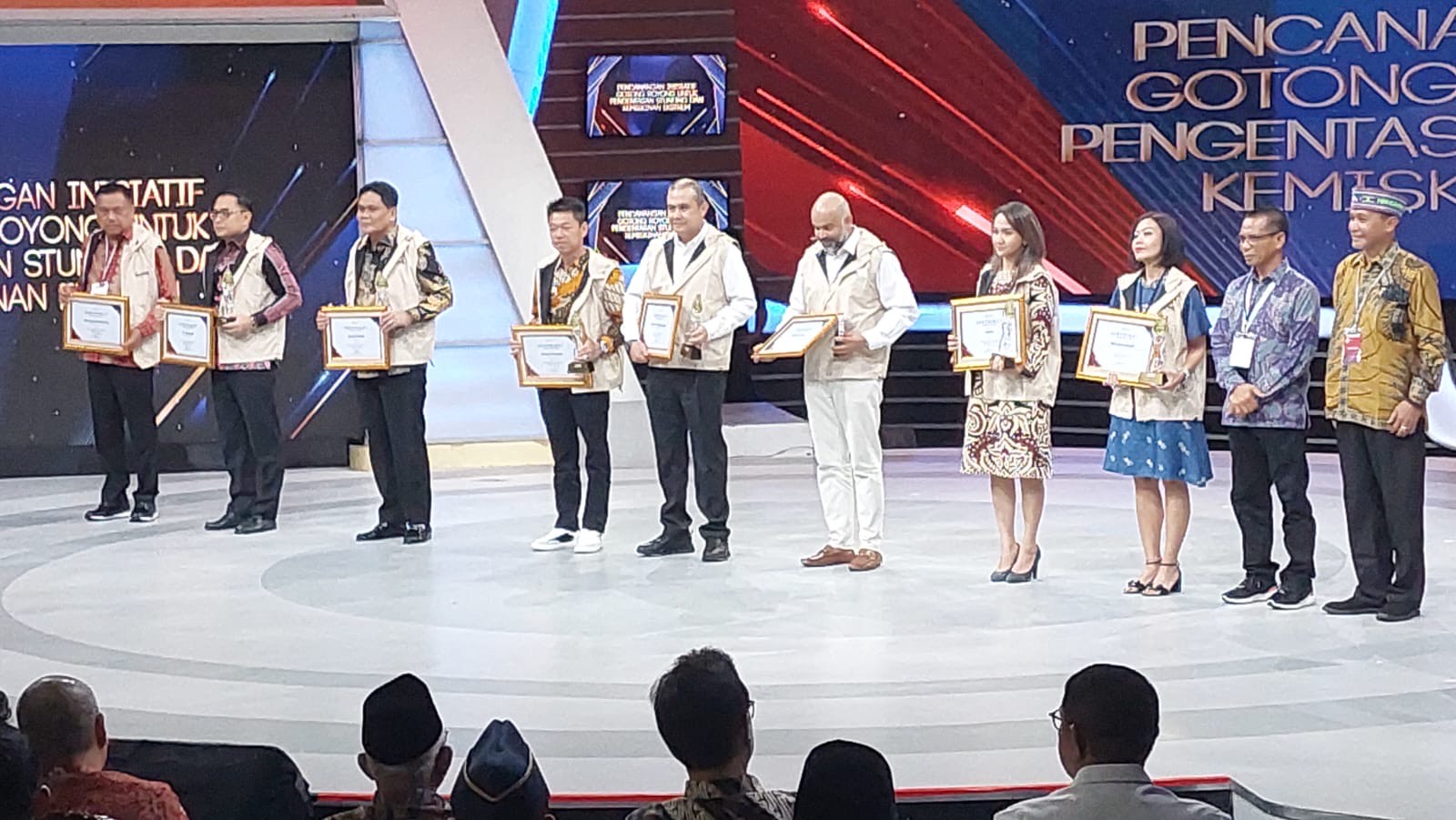 Wali Kota Surabaya Eri Cahyadi menerima piagam apresiasi sebagai Akselerator Entaskan Stunting dan Kemiskinan Ekstrem dari salah satu media nasional di Jakarta, Kamis (26/10/2023)
