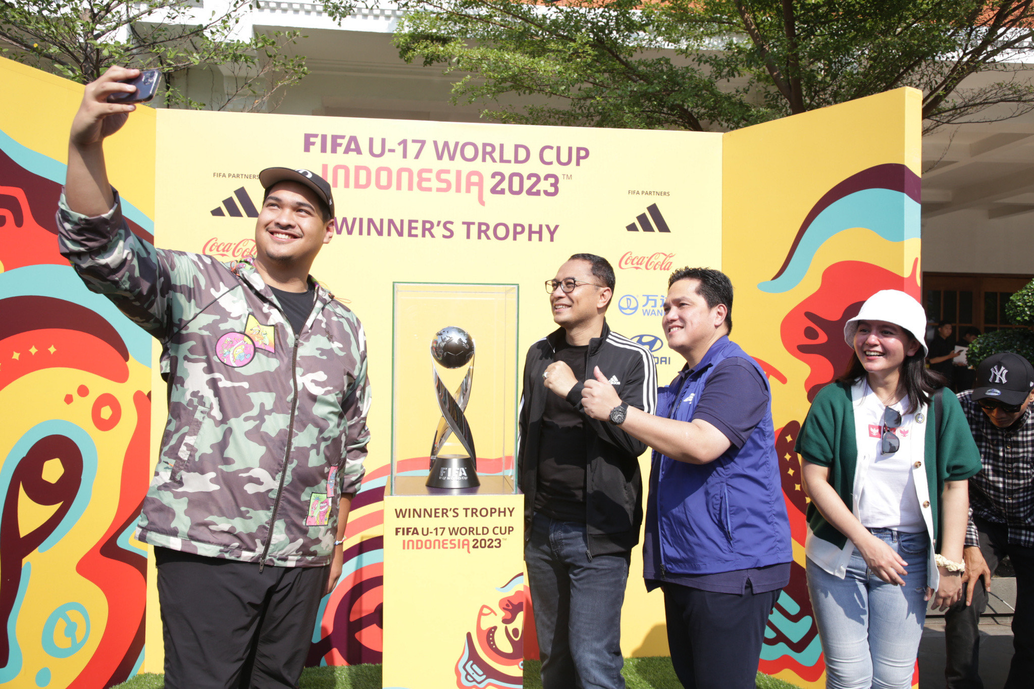 Ketua Umum PSSI Erick Thohir, Menteri Pemuda dan Olahraga RI Dito Ariotedjo dan Wali Kota Surabaya Eri Cahyadi pada Agenda Trophy Experience, Minggu (29/10/2023)