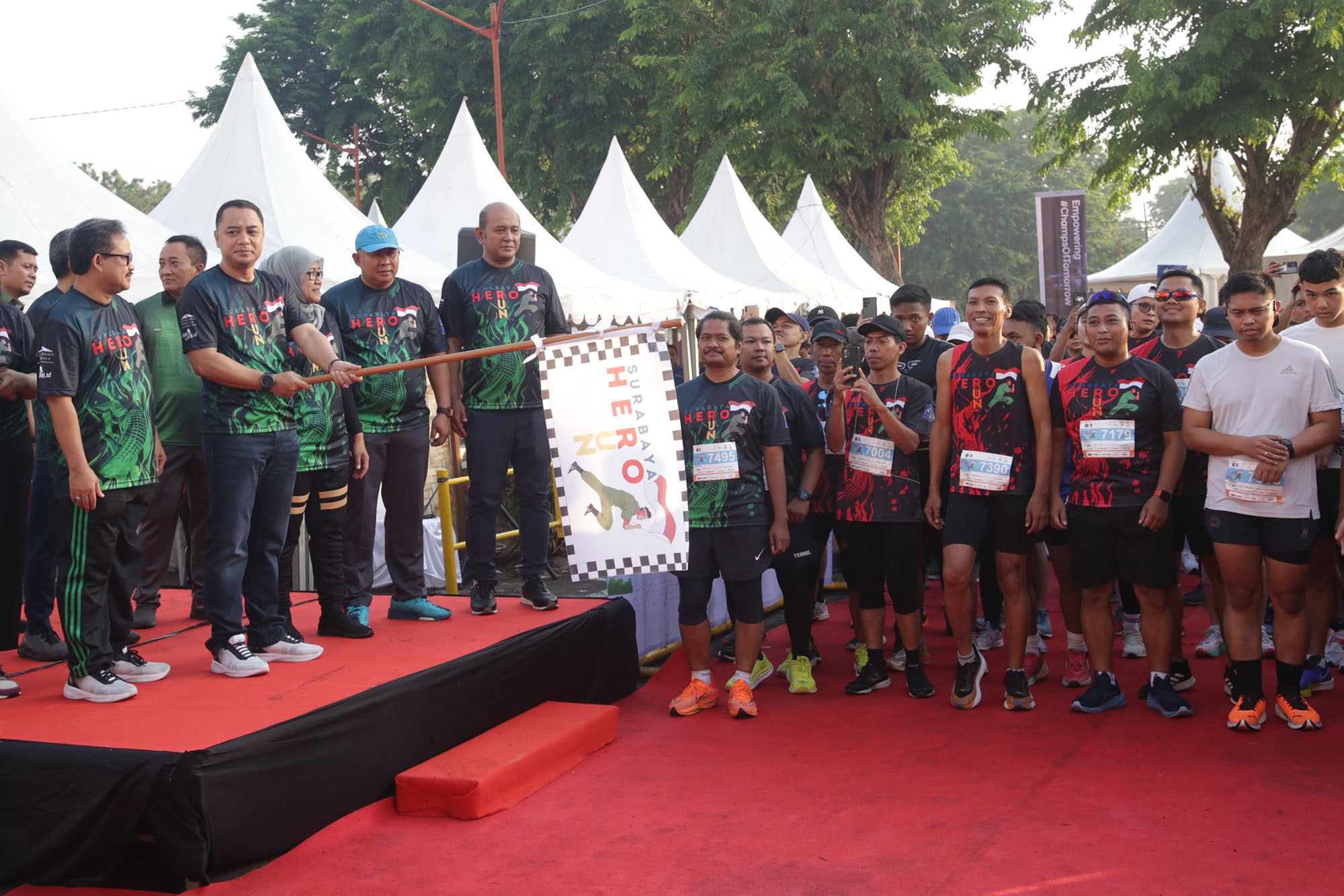 Wali Kota Surabaya Eri Cahyadi memberangkatkan langsung Surabaya Hero Run di Parkir Timur Delta Plaza Surabaya, Minggu (5/11/2023) 