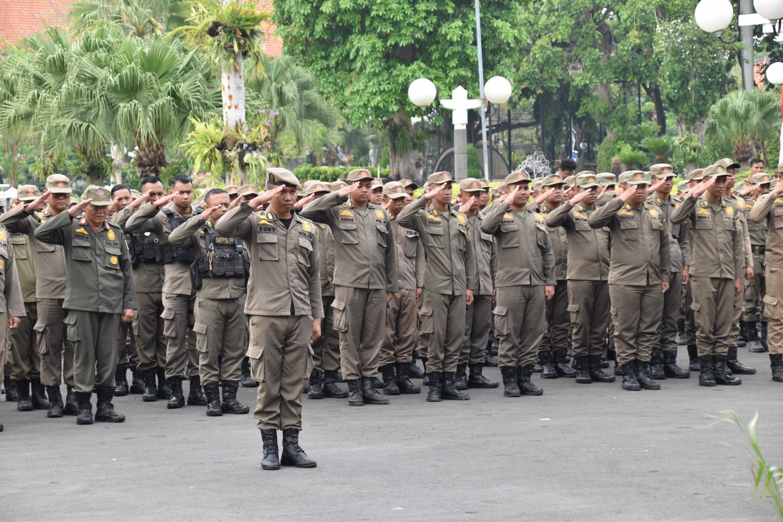 Satpol PP Kota Surabaya mengambil langkah antisipatif dengan mengerahkan 1.450 personel guna menjaga ketertiban dan keamanan di berbagai titik strategis.