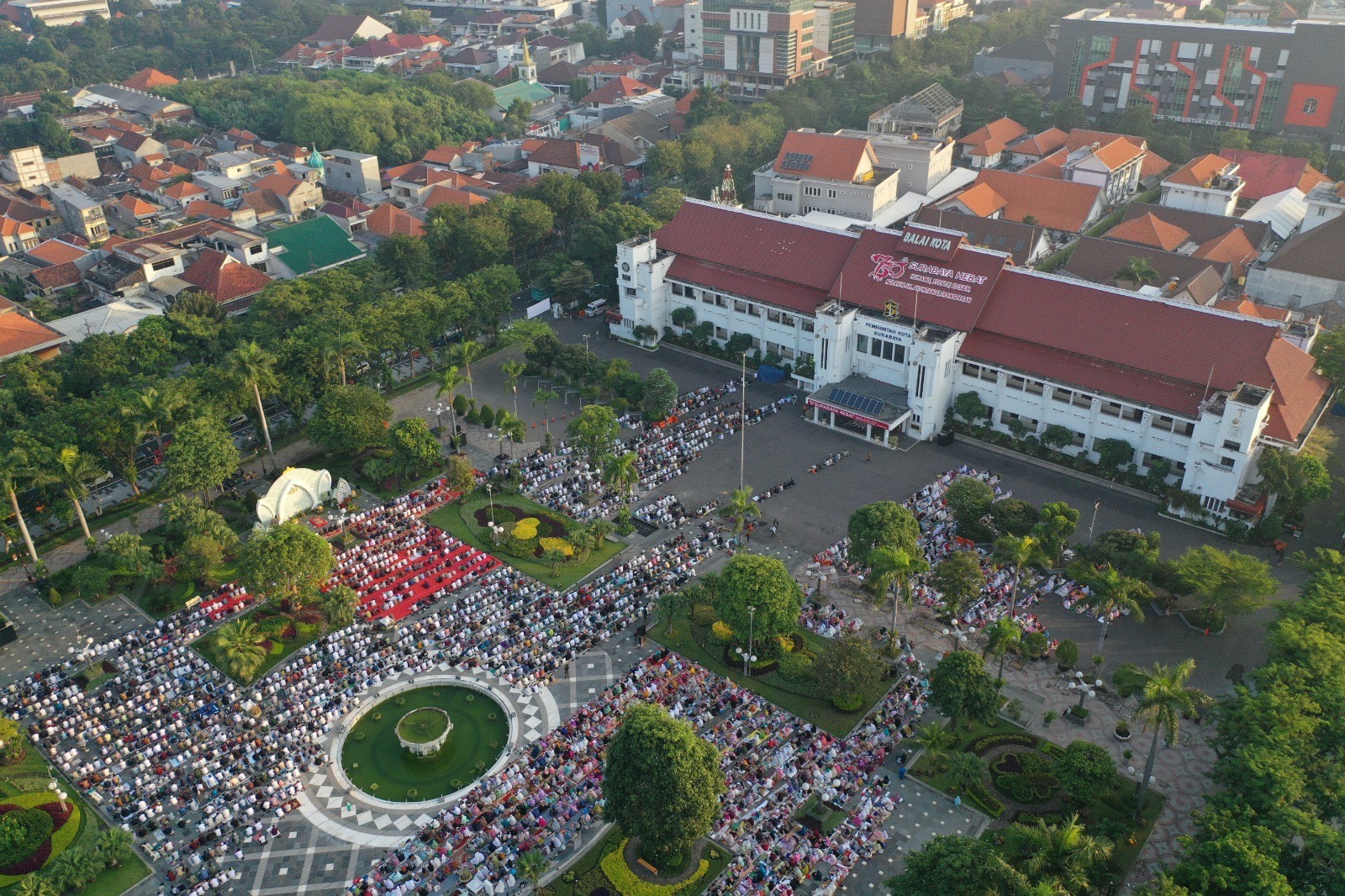 Pemerintah Kota (Pemkot) Surabaya siap menggelar Salat Idulfitri 1446 Hijriah/2025 di Taman Surya, Halaman Balai Kota Surabaya