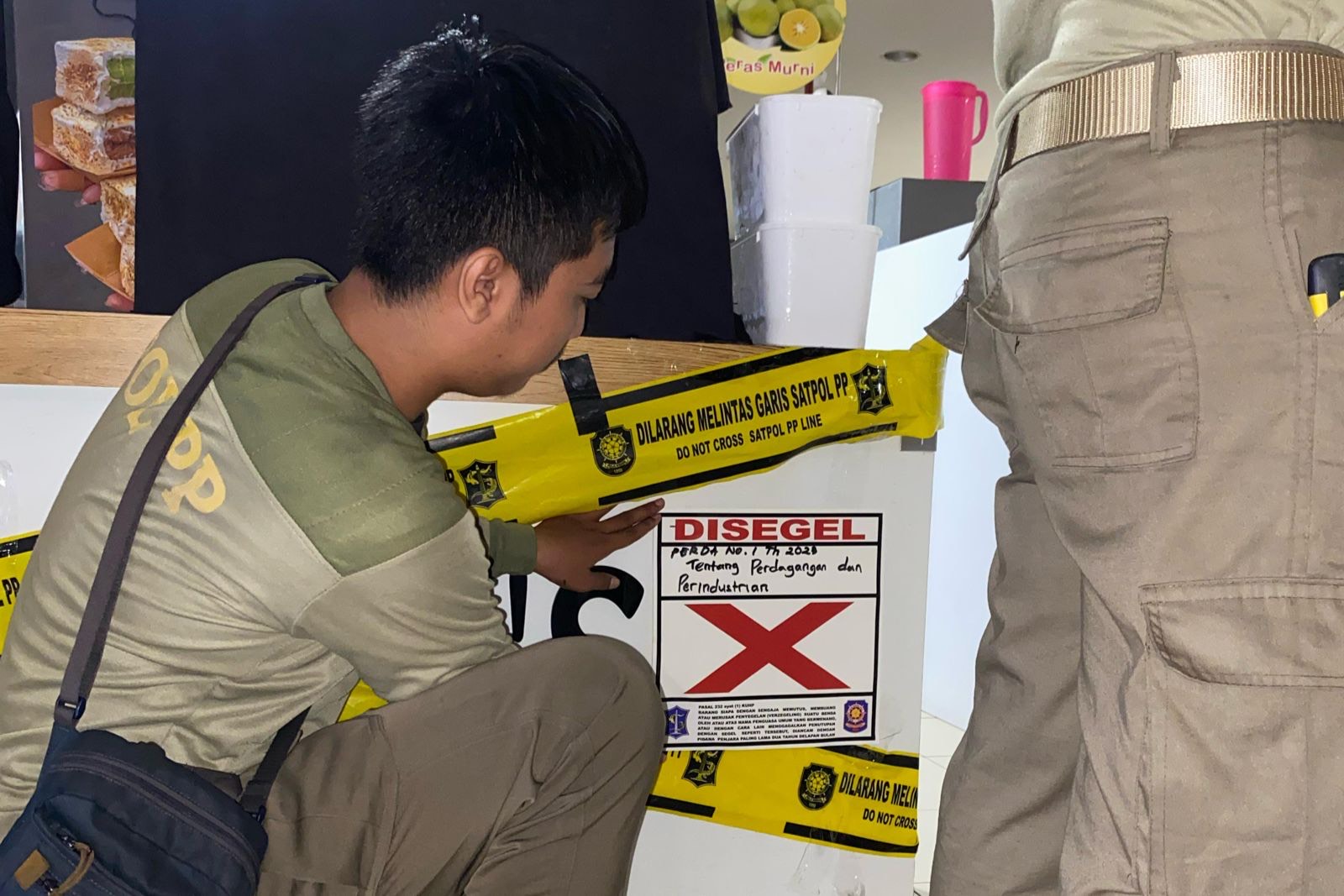 sebuah stan es krim di salah satu pusat perbelanjaan wilayah Surabaya Barat resmi disegel oleh Satuan Polisi Pamong Praja (Satpol PP) Kota Surabaya, Minggu (6/4/2025)