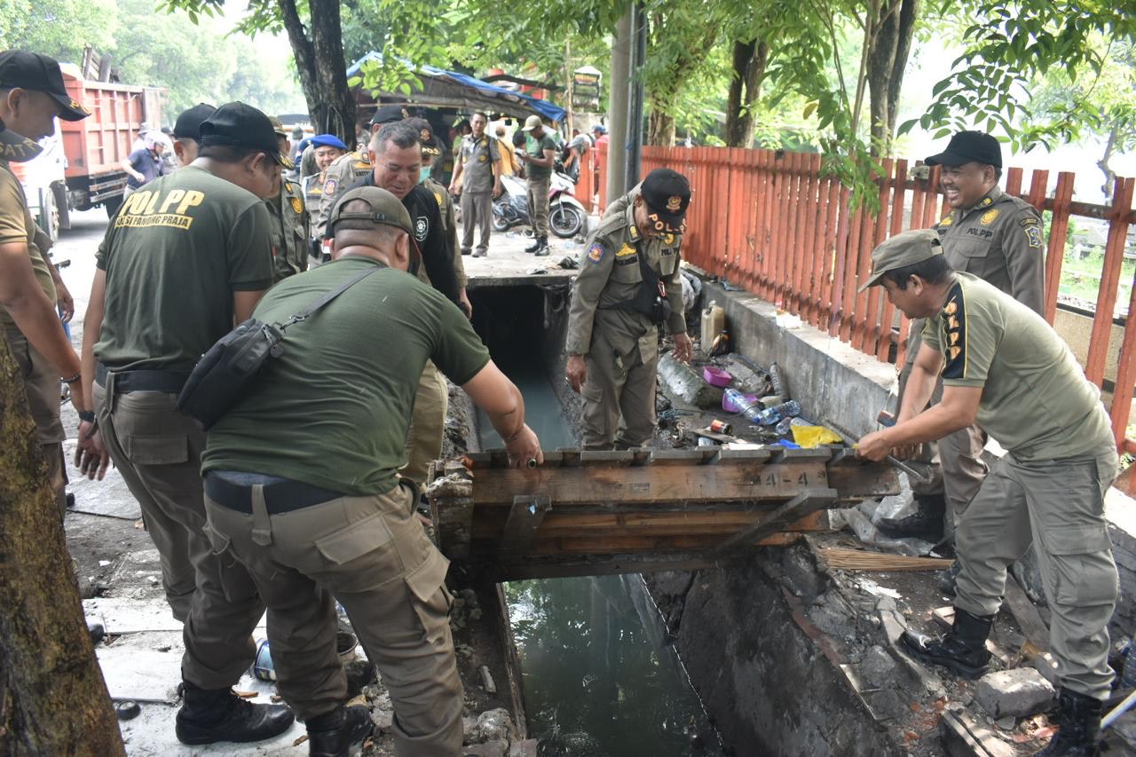 Satuan Polisi Pamong Praja (Satpol PP) Kota Surabaya menertibkan sekitar 30 Pedagang Kaki Lima (PKL) yang kedapatan berjualan di atas saluran air di kawasan Klenteng Mbah Ratu, Jumat (11/4/2025)
