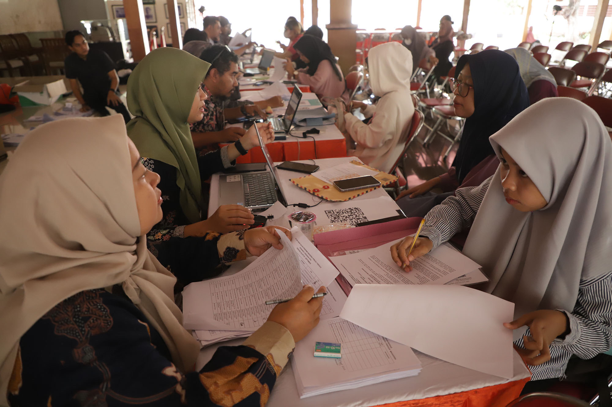 Pemkot Surabaya kembali membuka pendaftaran Beasiswa Pemuda Tangguh Surabaya 2024 khusus untuk mahasiswa mulai tanggal 15 Januari – 4 Februari 2024 melalui website https://besmart.surabaya.go.id/
