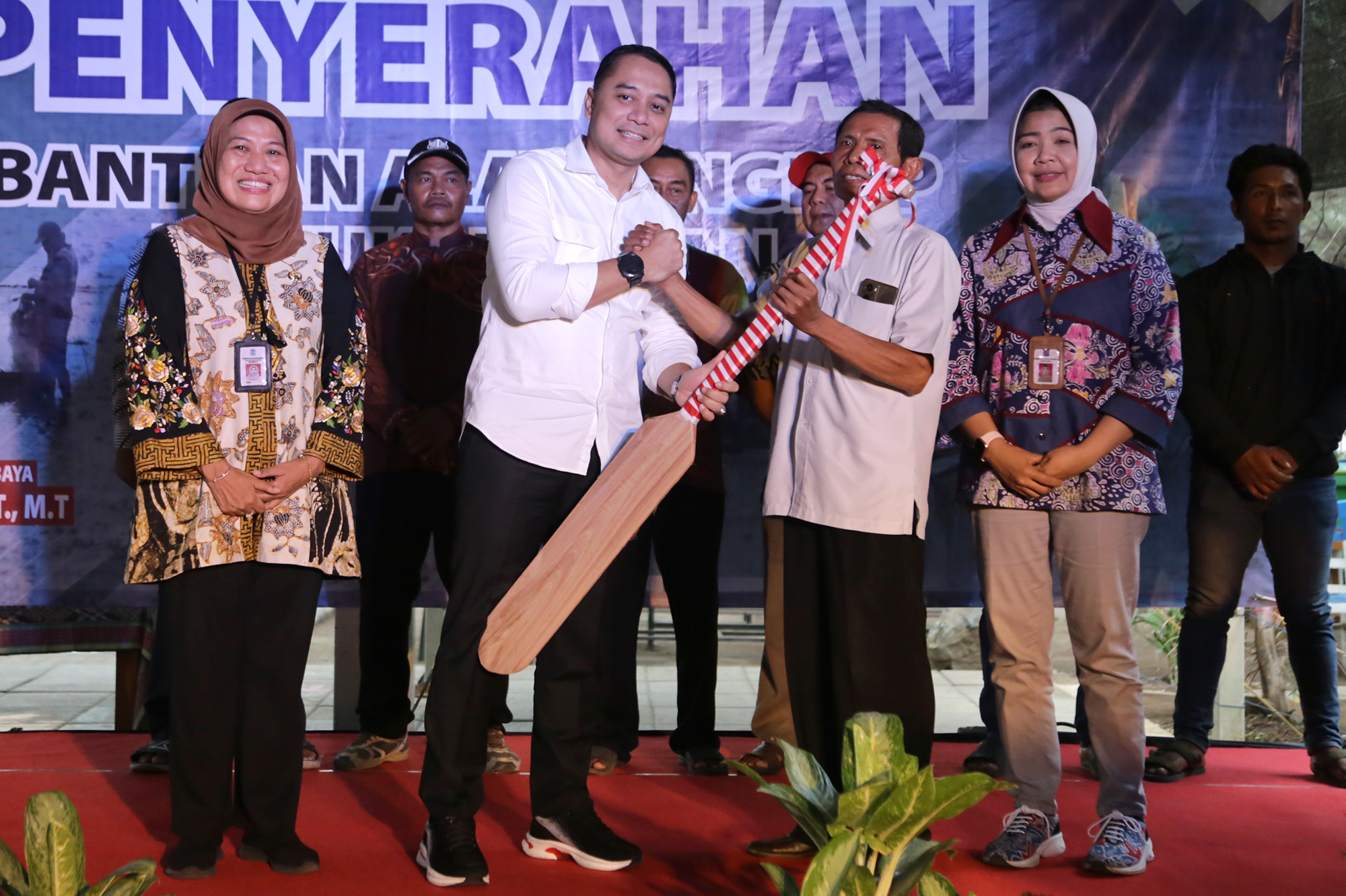 Wali Kota Surabaya Eri Cahyadi memberikan bantuan alat tangkap ikan untuk nelayan di Kota Surabaya, Kamis (30/11/2023). 