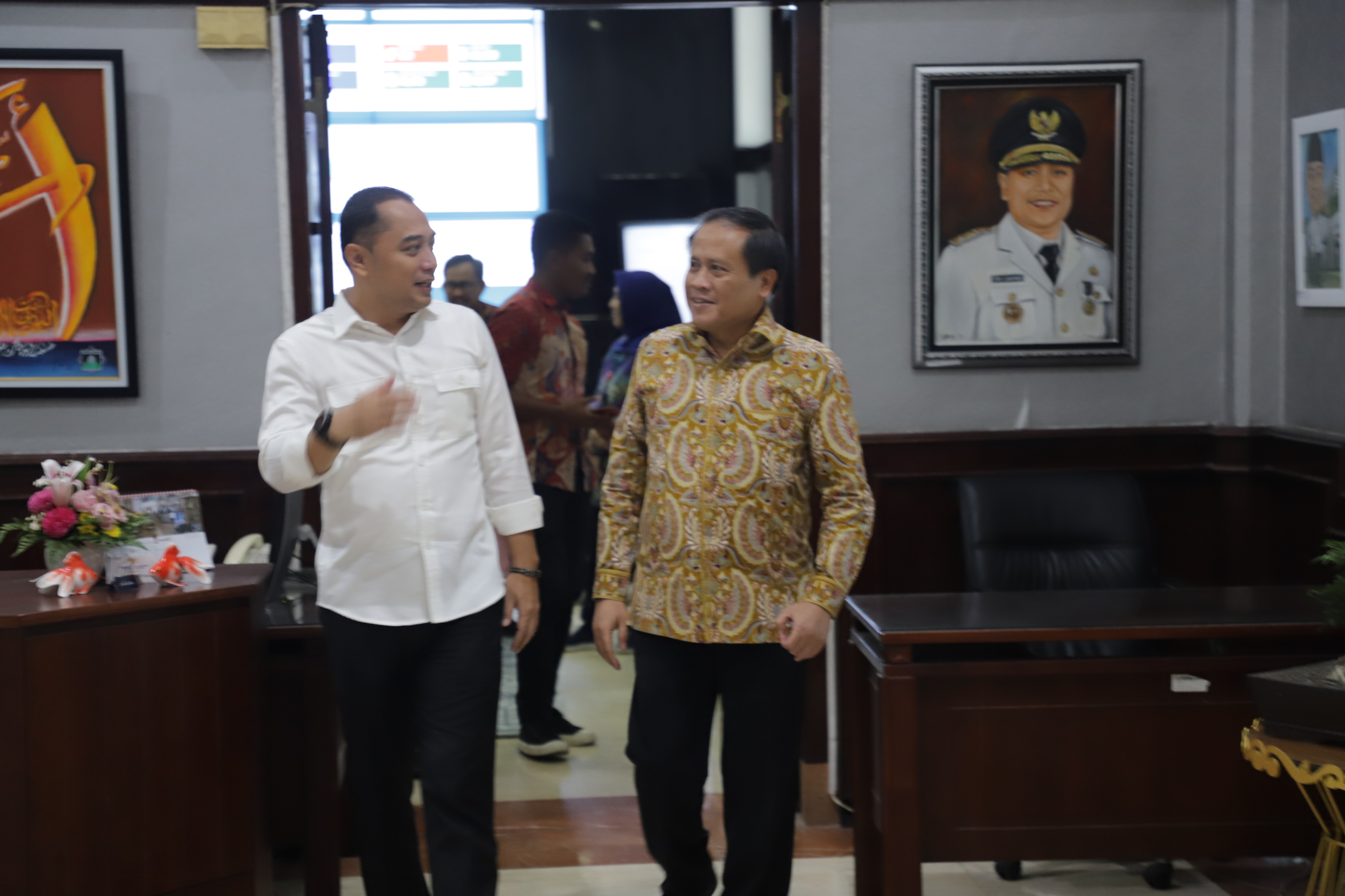  Direktur Pengkajian Materi PIP, Badan Pembinaan Ideologi Pancasila, Aris Heru Utomo, saat berkunjung ke Wali Kota Surabaya Eri Cahyadi di ruang kerja Wali Kota Surabaya, Balai Kota Surabaya