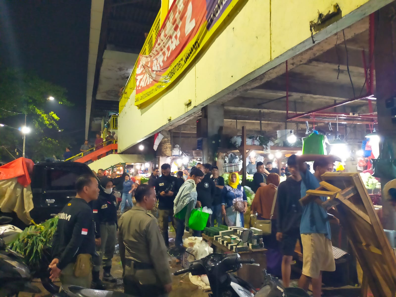 petugas dari PD Pasar Surya berkoordinasi dengan Satpol PP, mengajak sekitar 18 pedagang yang berjualan di halaman untuk masuk ke dalam Pasar Keputran, Senin (15/1/2024) malam.