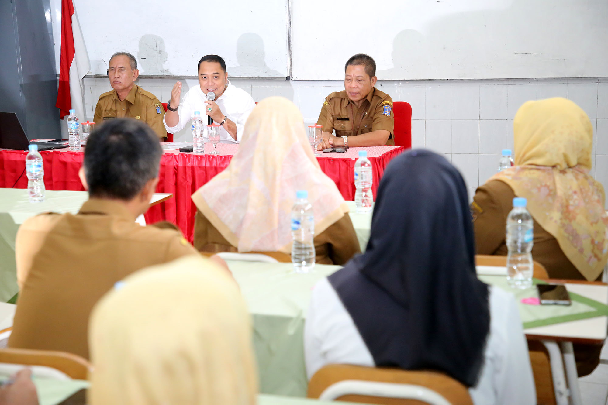 Wali Kota Surabaya, Eri Cahyadi, mengumpulkan semua kepala sekolah SDN dan SMPN se-Kota Surabaya di SDN Ketabang Kali pada Senin pagi (5/8). 