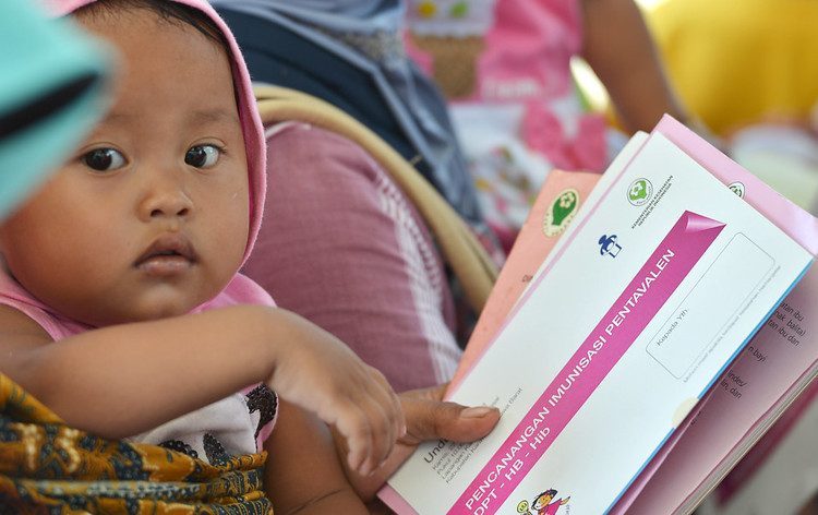 pemerintah melalui Kemenkes akan melakukan digitalisasi data imunisasi anak di Indonesia. Sistem pendataan imunisasi anak tidak lagi dilakukan manual melainkan langsung tersimpan di aplikasi PeduliLindungi seperti vaksinasi COVID-19. 