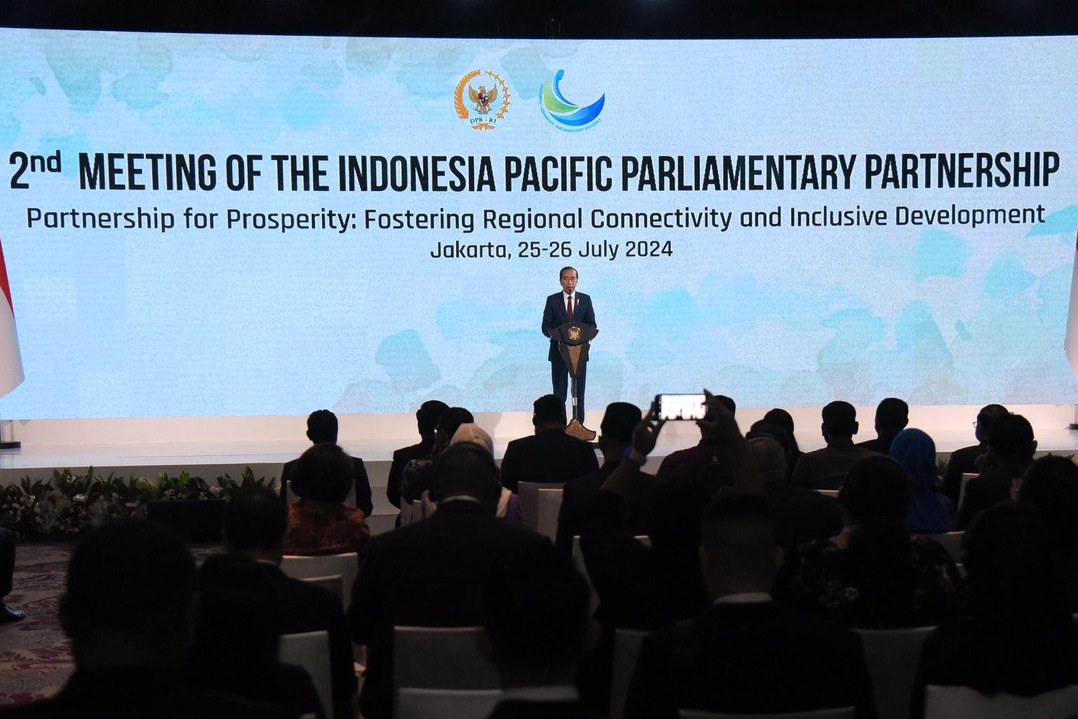Presiden RI Joko Widodo (Jokowi) memberikan sambutan sekaligus membuka acara Indonesia-Pacific Parliamentary Partnership (IPPP) ke-2 di Hotel Fairmont, Jakarta (25/7/2024). (Foto: Humas Setkab/Rahmat)


