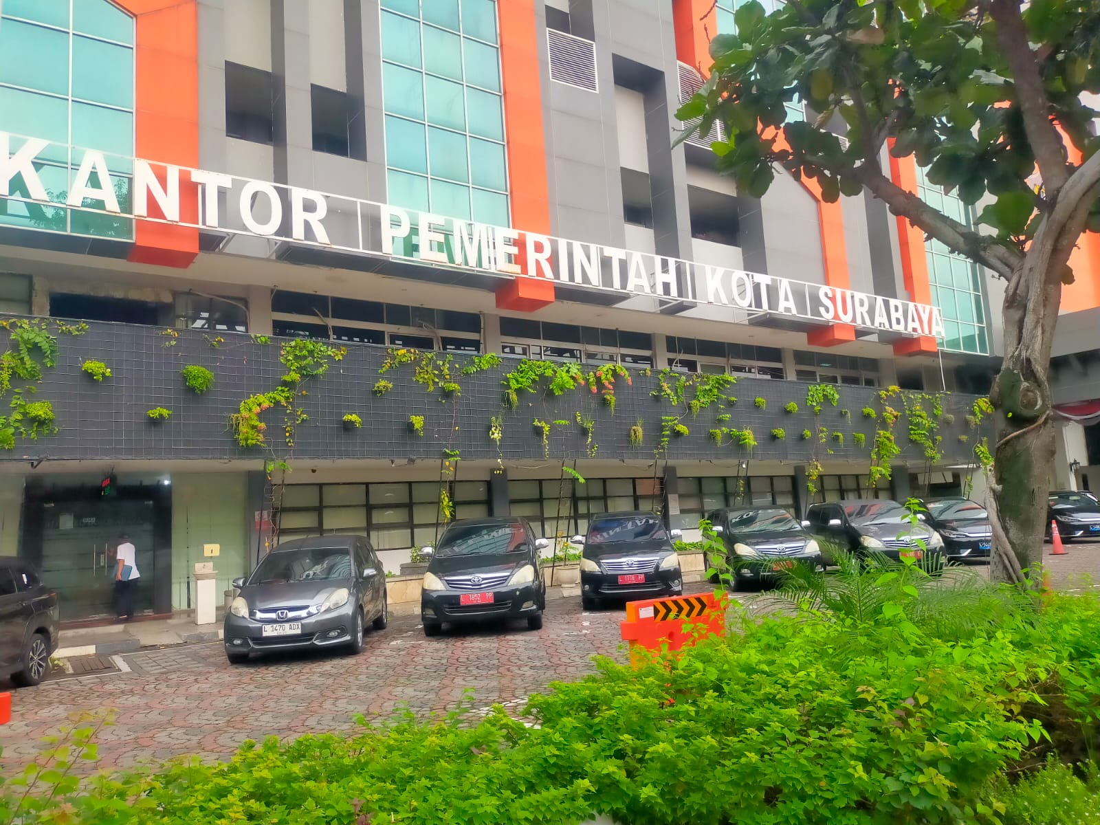 Seluruh kendaraan dinas Pemkot Surabaya wajib diparkir sebelum 28 Maret 2025, kecuali untuk kendaraan operasional yang masih digunakan pelayanan masyarakat