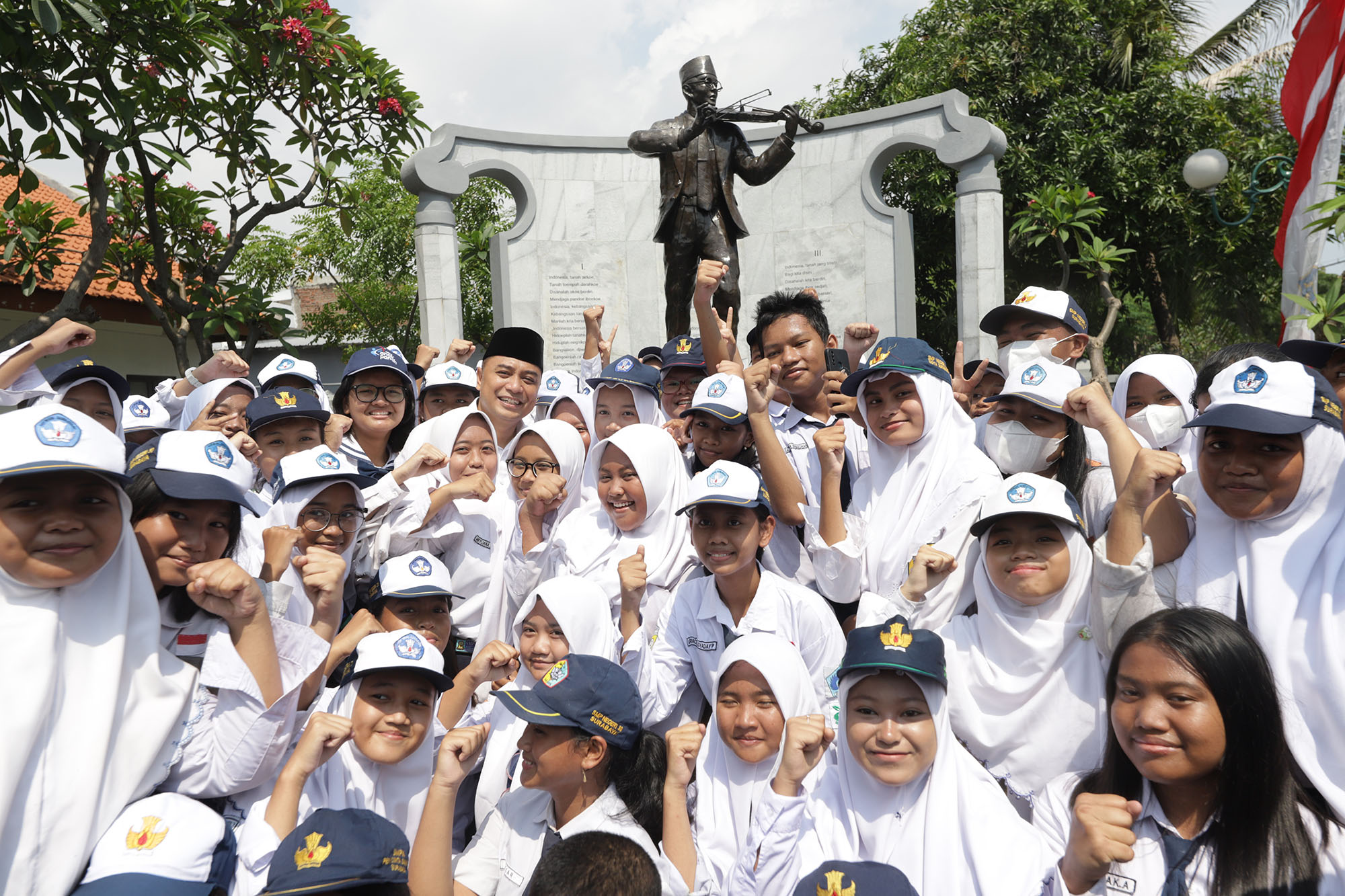 Dispendik Kota Surabaya bakal kembali mendistribusikan seragam sekolah gratis bagi pelajar jenjang SD-SMP negeri dan swasta dari keluarga miskin (gamis).