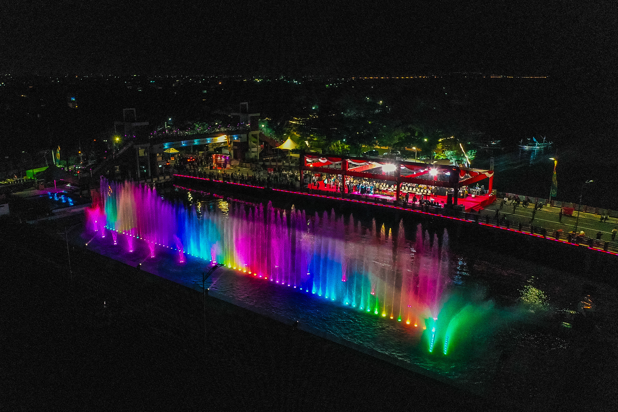 Pemkot) Surabaya telah menyiapkan serangkaian hiburan spektakuler di tiga lokasi strategis, yakni Jembatan Surabaya, Balai Kota, dan Kawasan Kota Lama Zona Eropa.