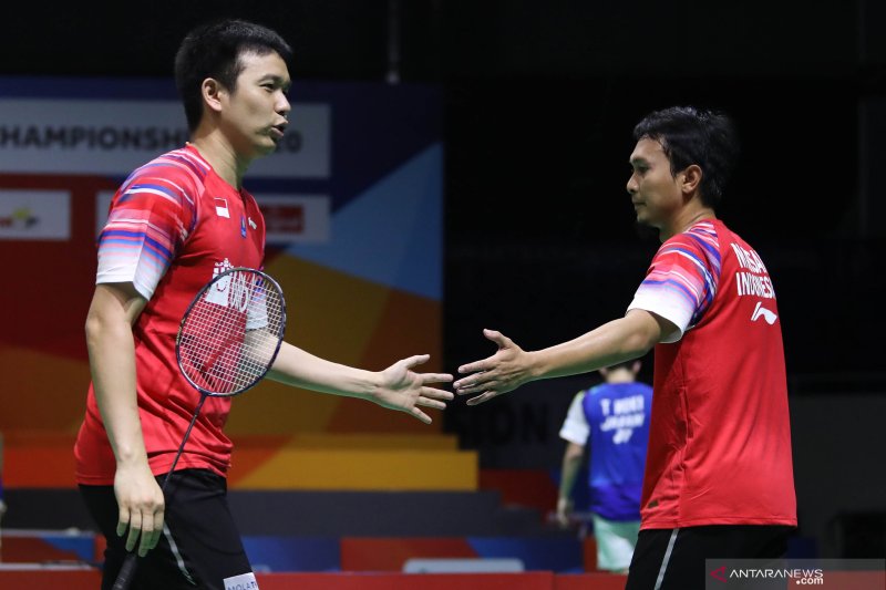 dok/Pebulu tangkis ganda putra Indonesia Mohammad Ahsan (kanan) dan rekannya Hendra Setiawan berjabat tangan di sela pertandingan melawan ganda putra asal India M.R Arjun dan Dhruv Kapila dalam pertandingan babak semifinal Badminton Asia Team Championship