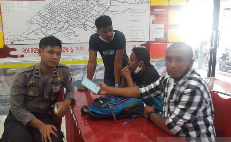 Kasubag Humas polresta Pulau Ambon dan Pulau-Pulau Lease, Ipda Titan Firmansyah mengatakan, polisi telah menahan La Adili (36), seorang pria yang memarangi isteri dan anaknya di kawasan Ahuru, Desa Batumerah (Kota Ambon). Tersangka dijerat melanggar pasal