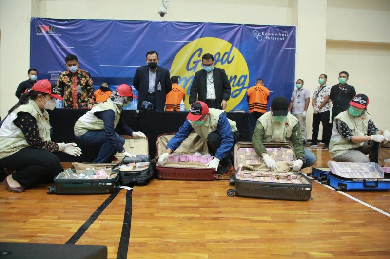 Petugas KPK menunjukkan barang bukti uang senilai sekitar Rp14,5 miliar dalam berbagai pecahan mata uang yaitu sekitar Rp11, 9 miliar, sekitar 171,085 dolar AS (setara Rp2,420 miliar) dan sekitar 23.000 dolar Singapura (setara Rp243 juta) dari OTT yang me