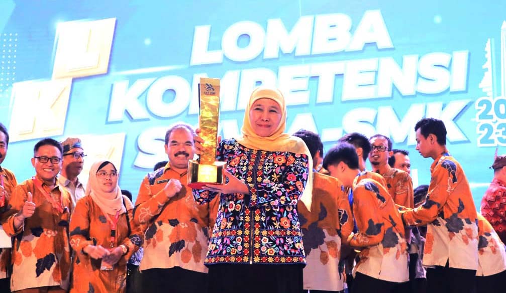 Gubernur Jawa Timur Khofifah Indar Parawansa secara langsung menerima Thropy Juara Umum dari Sesditjen Pendidikan Kemendikbud RI Suryadi saat penutupan LKS SMK Nasional yang digelar Dyandra Convention Center, Jumat (27/10/2023).

