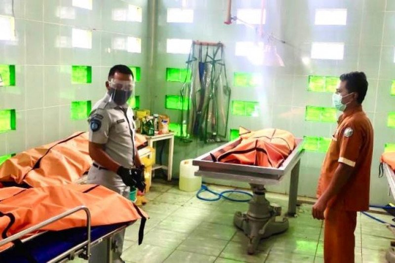 Empat orang dinyatakan tewas akibat kecelakaan bus jurusan Bali-Palembang dan truk di kilometer (KM) 595 Tol Solo-Kertosono ruas Madiun-Ngawi yang masuk kawasan Desa Jeruk, Kecamatan Kartoharjo, Kabupaten Magetan, Jawa Timur, Kamis (7/1/2020). (Antara/HO-