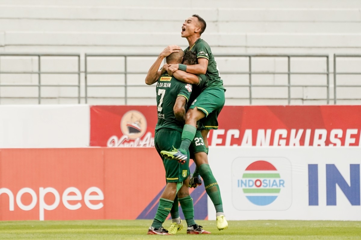 Abu Rizal merayakan gol bersama tim Persebaya