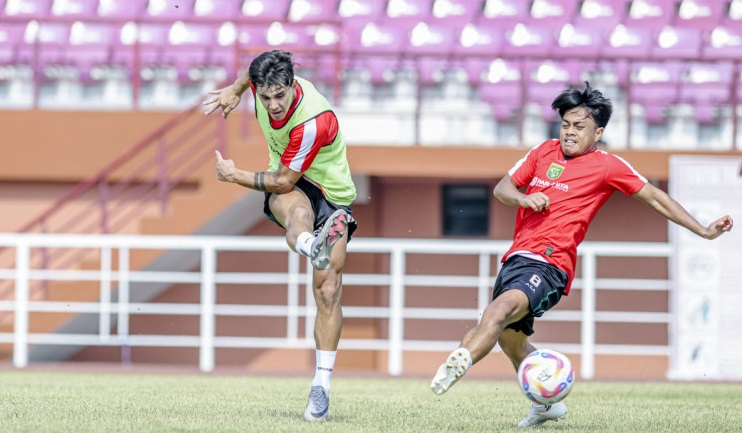Bruno Moreira dan Andre Oktaviansyah dalam sesi latihan game. (Persebaya)