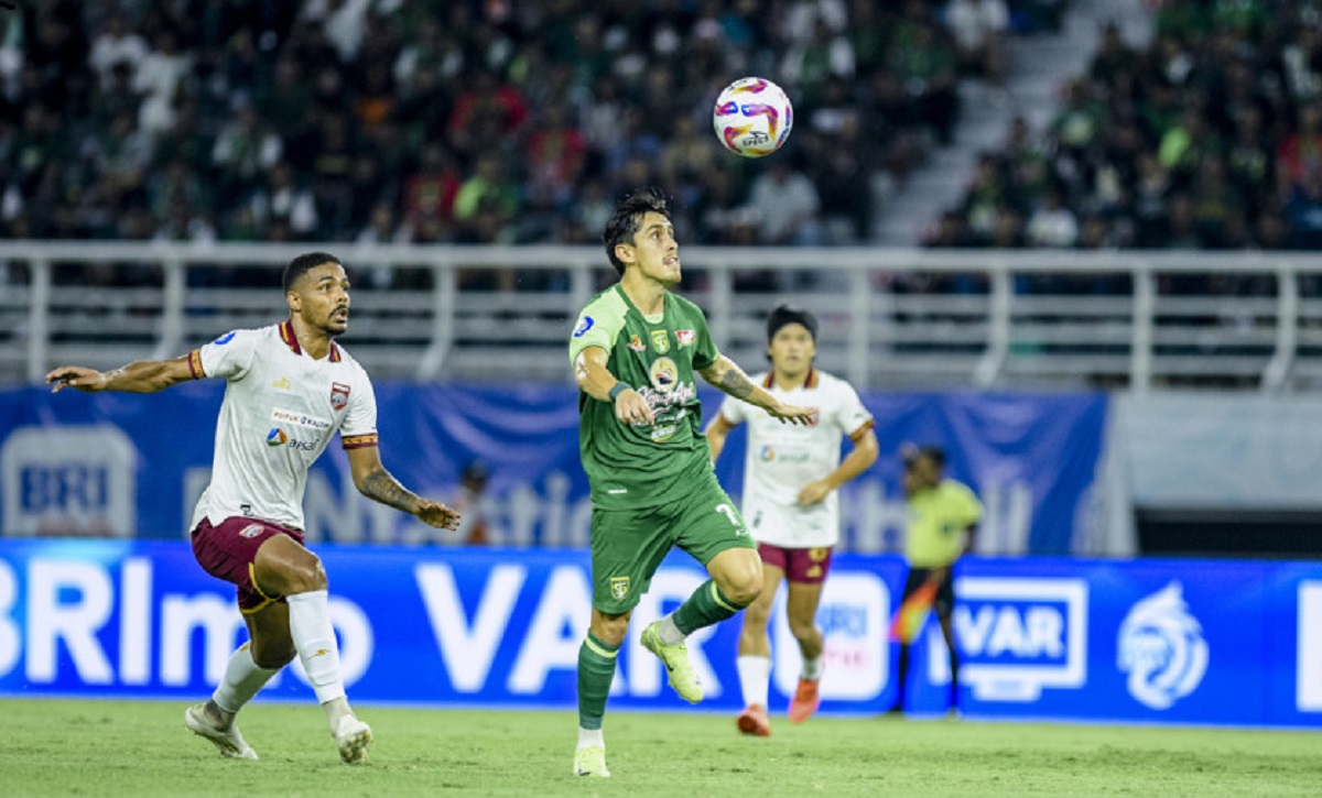 Francisco Rivera menjaga bola dari rebutan dari pemain Borneo FC. (Persebaya)