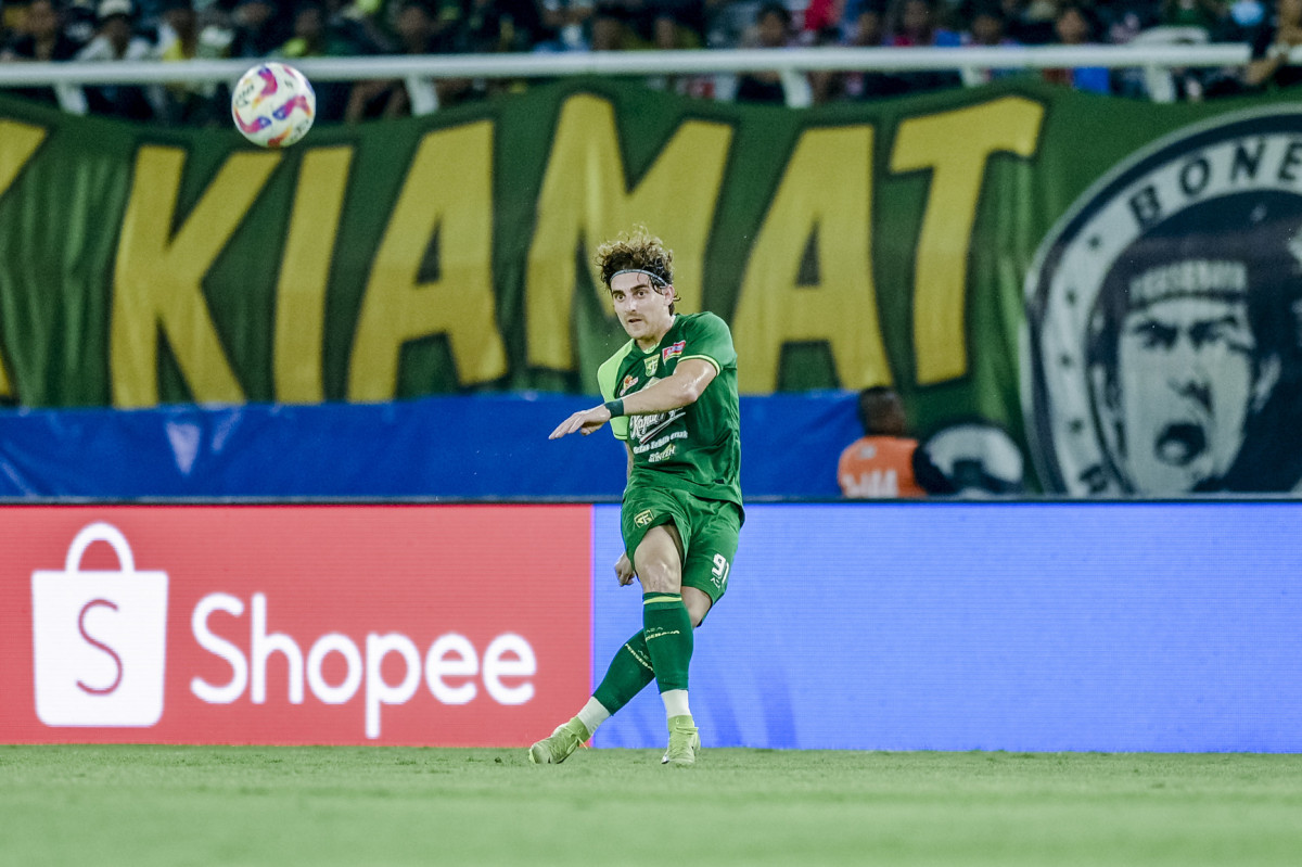 Aksi Dejan Tumbas dalam laga Persebaya menghadapi PSBS Biak di Stadion Gelora Bung Tomo, Sabtu (15/2) lalu. (Persebaya)