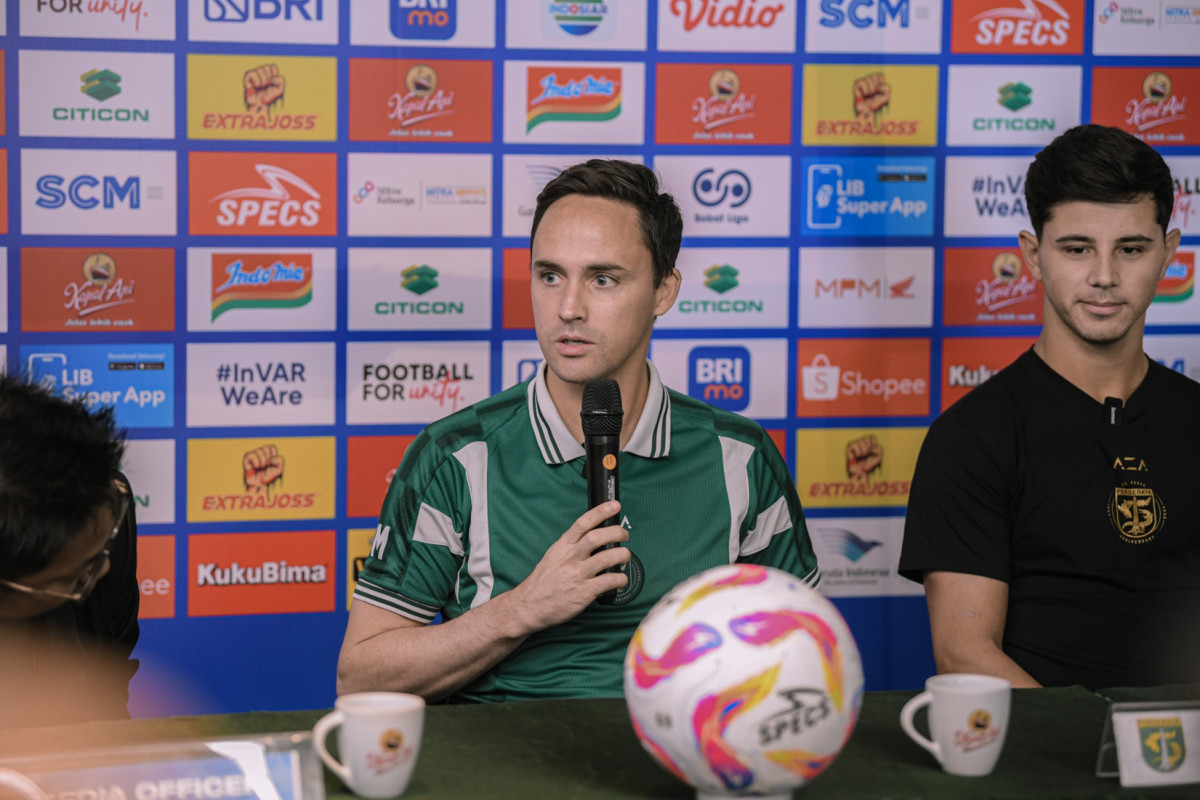 Pelatih Persebaya Paul Munster dan Bruno Moreira dalam sesi konferensi pers. (Persebaya)