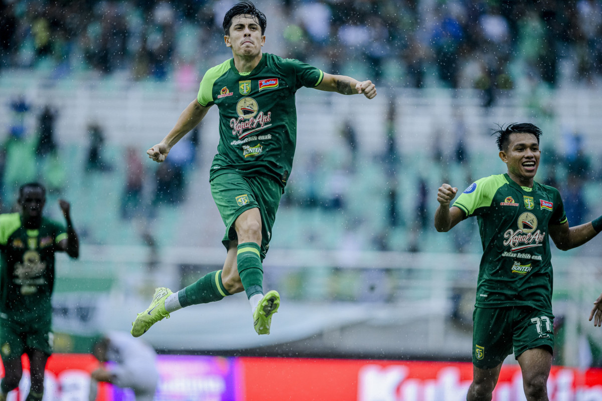 Francisco Rivera melakukan selebrasi usai mencetak gol perdananya di musim ini. (Persebaya)