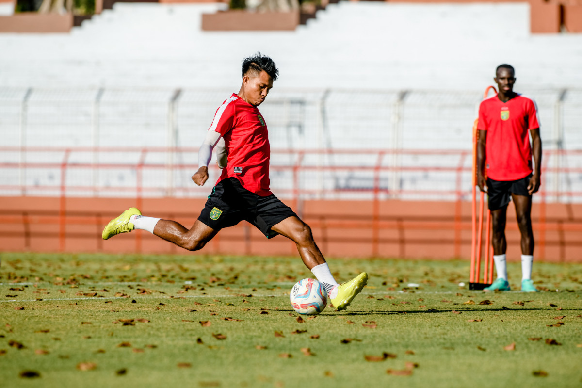 Kasim Botan dalam sesi latihan game. (Persebaya)
