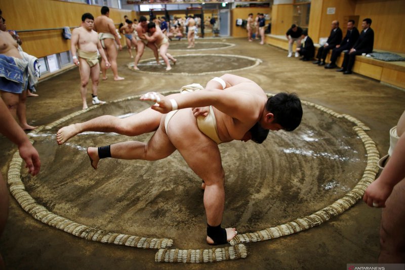  Mahasiswa berlatih di klub gulat Sumo di Universitas Sains Olahraga Nippon di Tokyo, Jepang, Senin (20/5/2019). (REUTERS/ISSEI KATO)


