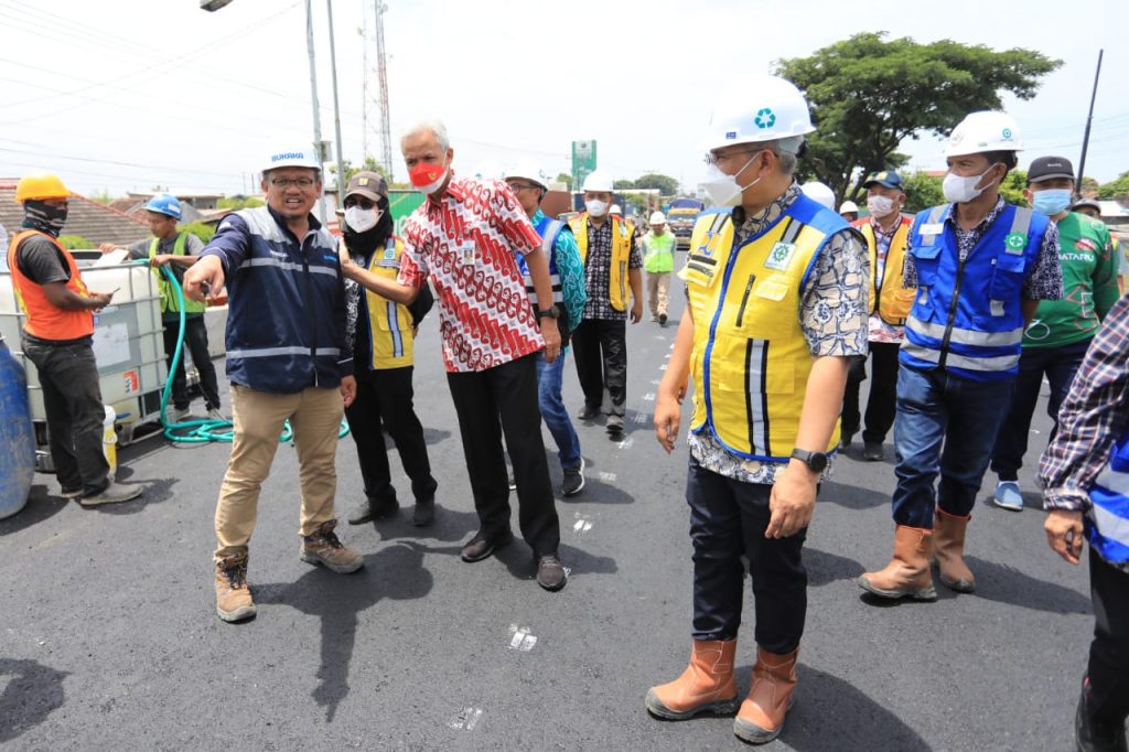 Gubernur Jawa Tengah Ganjar Pranowo meninjau progres Jembatan Wonokerto, Demak, Jumat (18/11/2022)