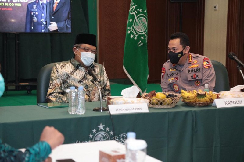 Ketua Umum Pengurus Besar Nahdlatul Ulama Said Aqil Siradj (kiri) berbincang dengan Kapolri Jenderal Pol Listyo Sigit Prabowo saat acara Silaturahmi Kapolri ke PBNU di Kantor PBNU, Jakarta, Kamis (28/1/2021). (ANTARA/ HO-Polri)
