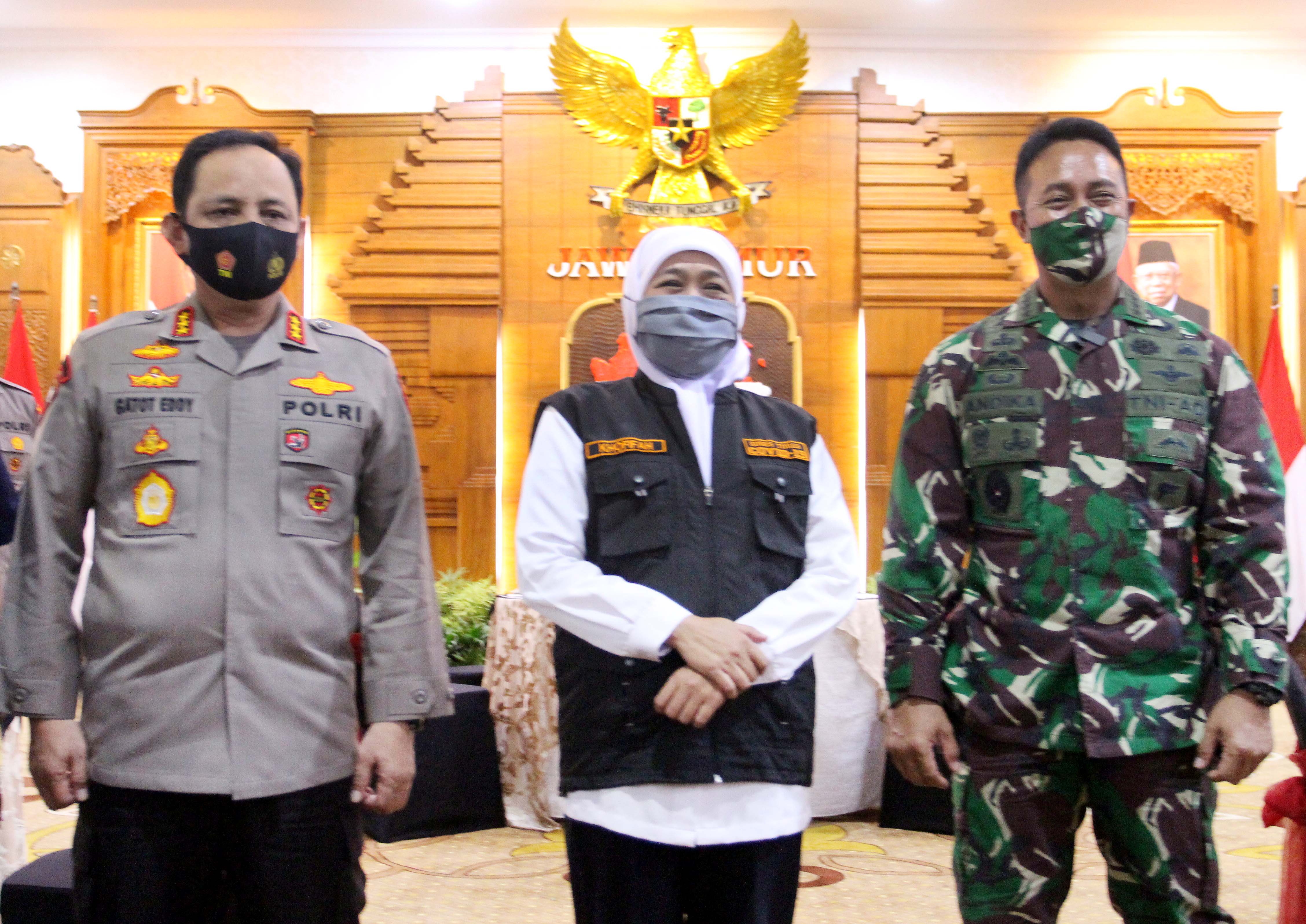  Wakil Kepala Kepolisian Negara Republik Indonesia (Wakapolri), Komjen Pol Gator Eddy Pramono, Gubernur Jawa Timur, Khofifah Indar Parawansa dan Kepala Staf TNI Angkatan Darat (KASAD), Jenderal TNI Andika Perkasa di Gedung Negara Grahadi Surabaya