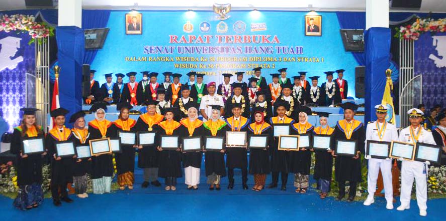 Universitas Hang Tuah (UHT) Surabaya menggelar pengambilan sumpah dan pengukuhan terhadap 395 wisudawan sarjana baru dari program studi D3 Pelayaran & S1 UHT ke 58 dan S2 UHT ke 36, Sabtu (7/10). 