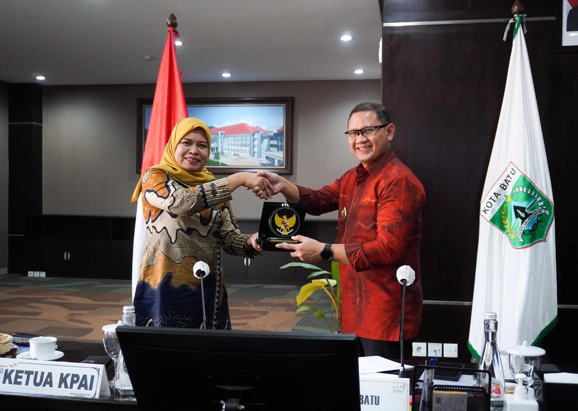 Pj. Wali Kota Batu, Aries Agung Paewai saat menerima kunjungan  Ketua KPAI, Ai Maryati Solihah