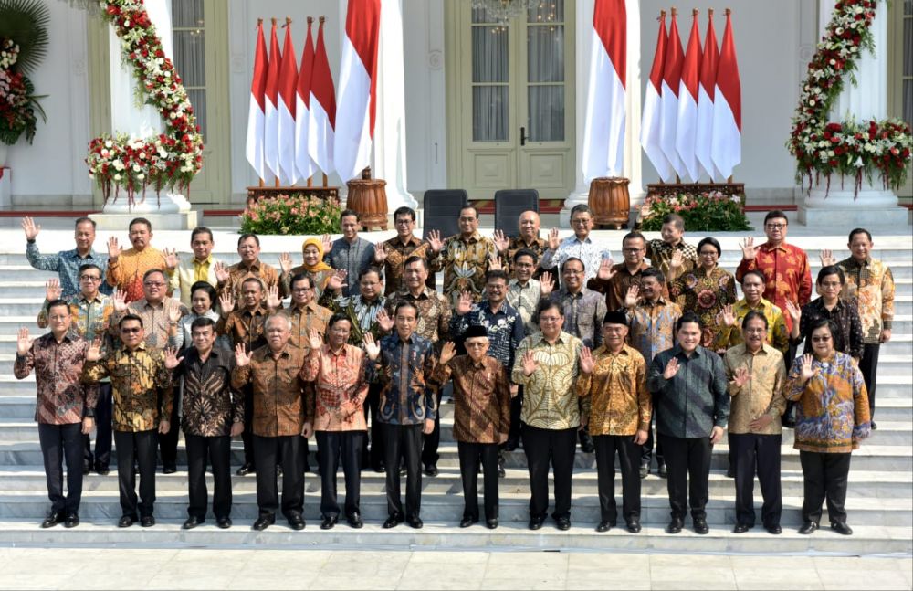 Presiden Jokowi dan Wakil Presiden KH. Ma’ruf Amin berfoto bersama seluruh anggota Kabinet Indonesia Maju, di teras depan Istana Merdeka, Jakarta, Rabu (23/10/2019).