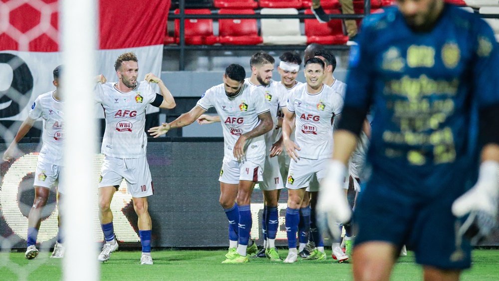 Persik Kediri meneruskan tren positif dengan menaklukkan Bali United FC dengan skor meyakinkan 1-3, Minggu (12/1) malam di stadion Kapten I Wayan Dipta, Gianyar dalam lanjutan kompetisi Liga 1 2024/25