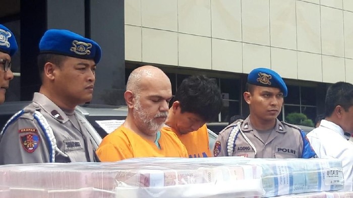 Kamal Tarachand Mirchandani alias Sanjay saat diamankan di Polda Jatim dengan barbuk uang ratusan miliar