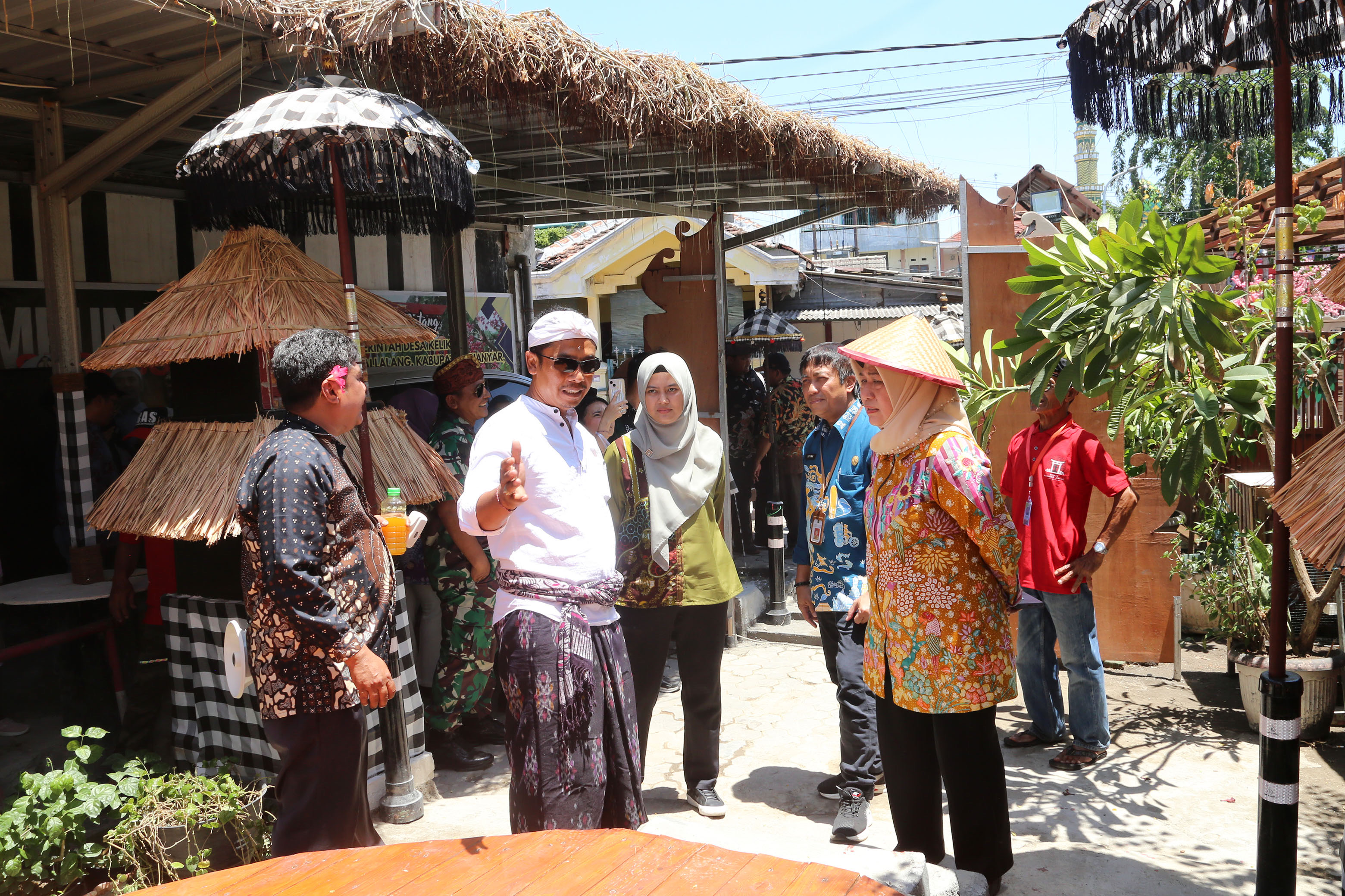 masyarakat perlu beralih ke pola konsumsi yang lebih ramah lingkungan, seperti mengurangi penggunaan plastik, mendaur ulang, serta memanfaatkan teknologi yang mudah diperbaiki