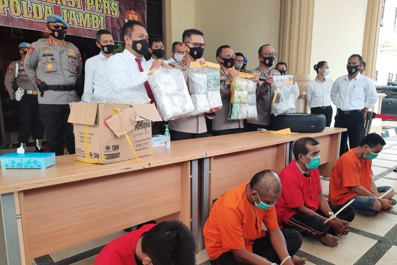 Kapolda Jambi, Irjen Pol Firman Shantyabudi saat ekspos sabu seberat 19,4 kg asal Malaysia yang diamankan anggota Ditresnarkoba.(ANTARA/Nanang mairiadi)